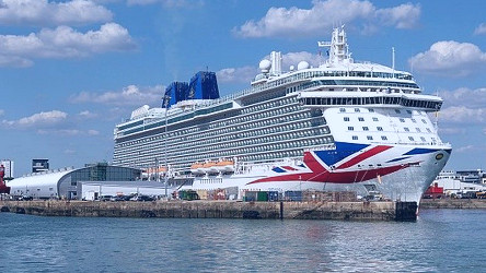 P&O Cruises says travellers will need vaccinations - BBC News